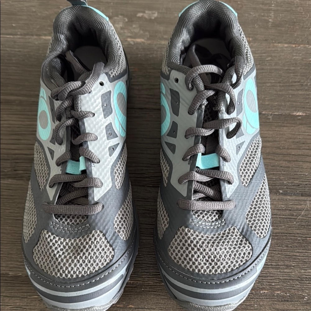 Pearl Izumi Gray and Blue Cycling Shoes Lightweight Breathable Design.
